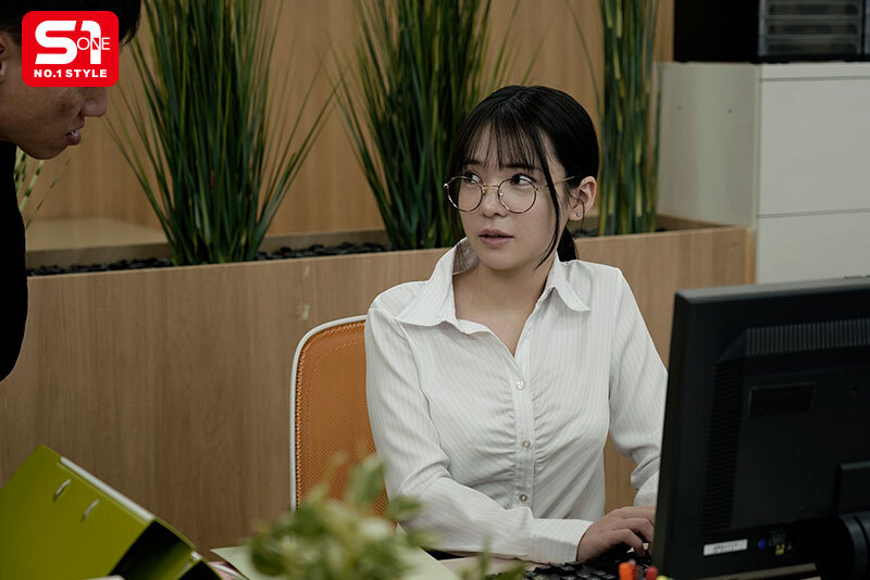 大人しい新入女子社員を一泊出張に同行させ相部屋に連れ込むと…まさかのド淫乱メスに変身して精液透明になるまで絞りヌカれた… 乃坂ひより 画像1