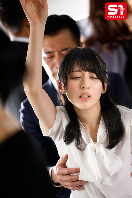 聖職者でありながら電車痴●の虜になってしまった女教師 金松季歩 2枚目