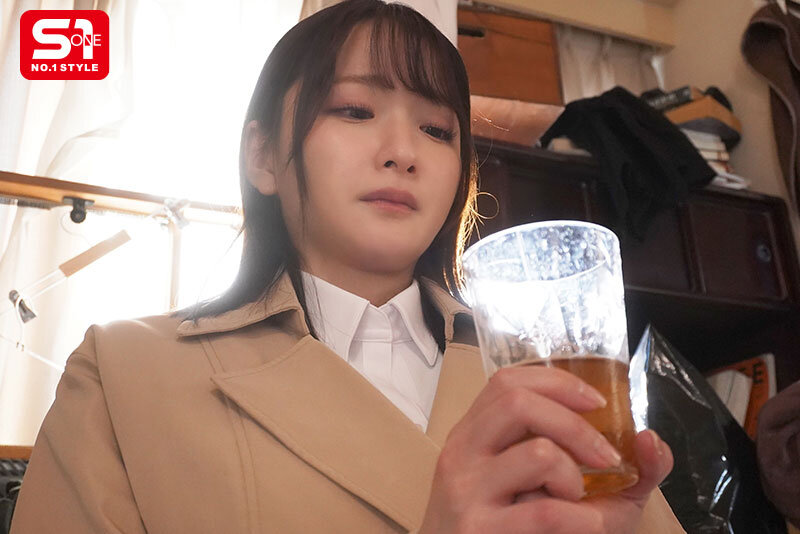 スケベに実った乳デカ不動産レディが俺のゴミ屋敷に訪問してきた。 鷲尾めい 画像2