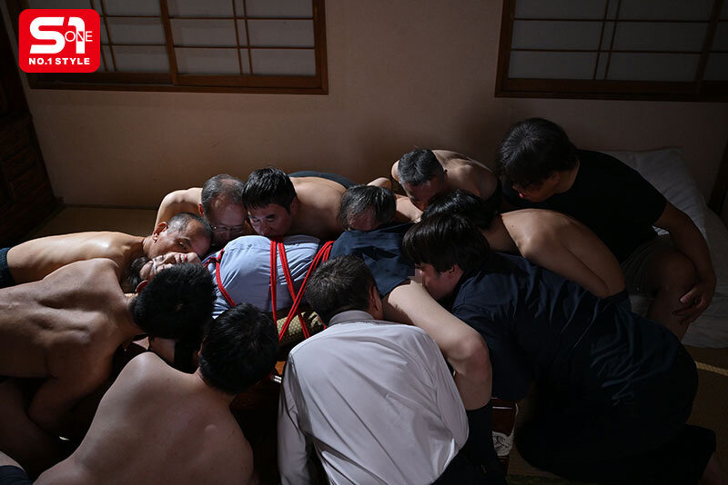 高身長の貧困女学生は小さいおじさん達に群がられ貪られ春を売る。 明日葉みつは 7枚目