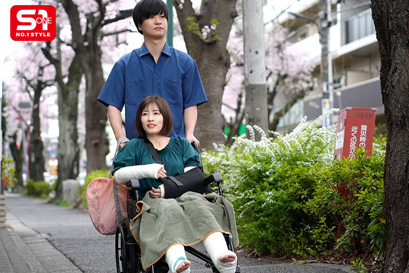 両手両足ケガした人妻が旦那の弟から下心丸出しで介護される話 奥田咲 画像2
