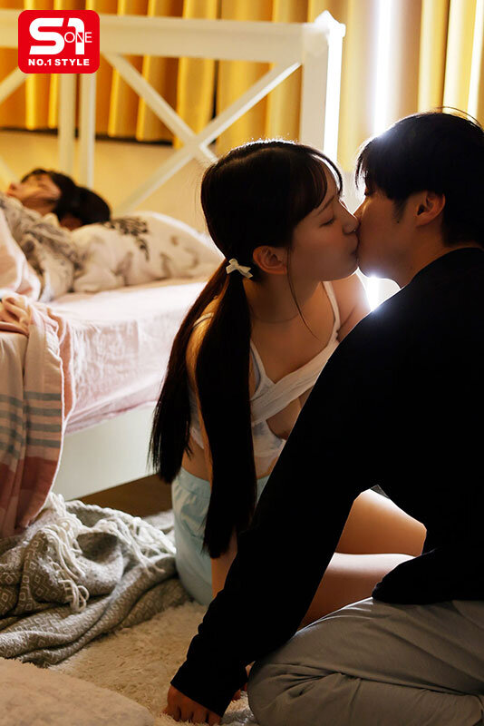 近い!近い!!近い!!!超至近距離で100%キスできる雰囲気を出してくる彼女のあざと妹 三田真鈴 8枚目