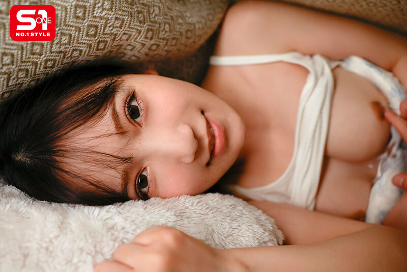 近い!近い!!近い!!!超至近距離で100%キスできる雰囲気を出してくる彼女のあざと妹 三田真鈴