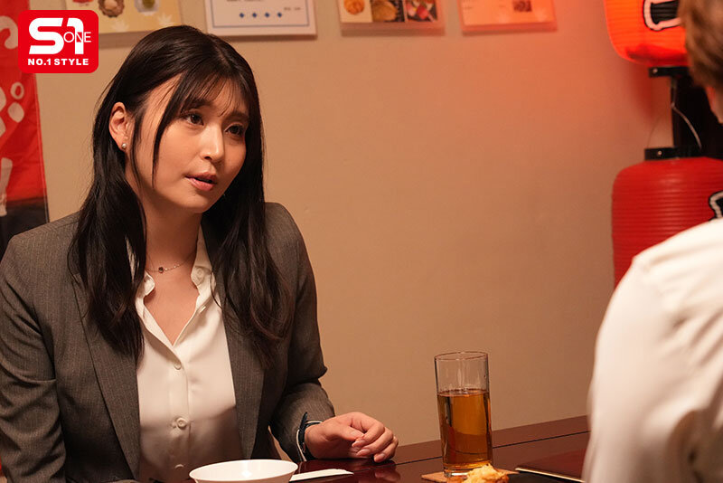 ダイナミックボディな巨乳美女のイタズラ誘惑を真に受けた童貞部下が10射精 Iカップキャリア女上司相部屋 東実果 画像2
