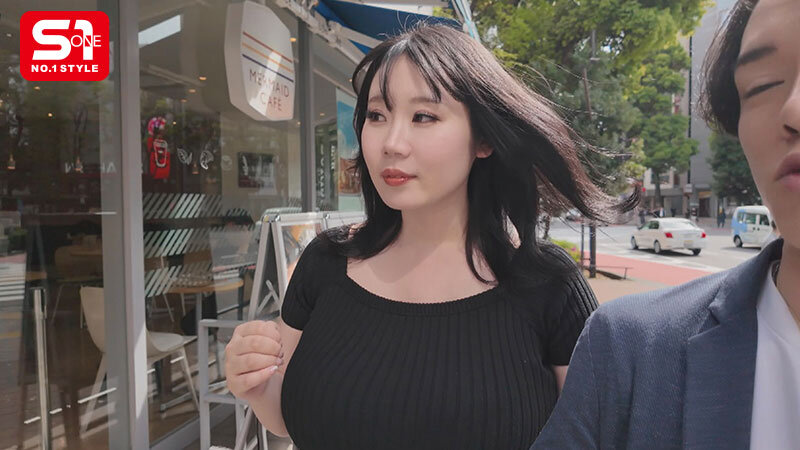 街行く男の視線を独占する 10度見級Kカップのエッロい女を連れて デカ乳露出街ぶらりした後ホテルに入って即ハメSEXしたくない？ みなみ羽琉