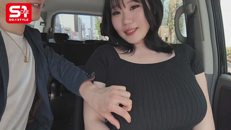 街行く男の視線を独占する 10度見級Kカップのエッロい女を連れて デカ乳露出街ぶらりした後ホテルに入って即ハメSEXしたくない？ みなみ羽琉