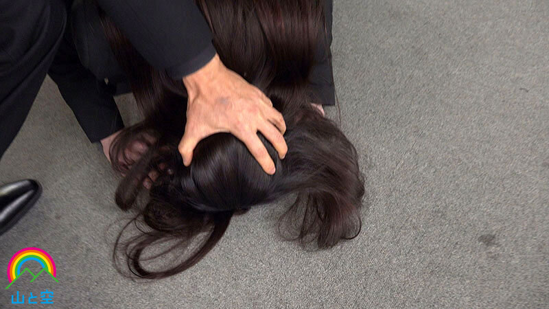 僕の身代わりに悪質クレーム謝罪で土下座してくれた同僚OLがカスハラ共同便女にされているのを見て思わず…クズ勃起 宮西ひかる 画像3