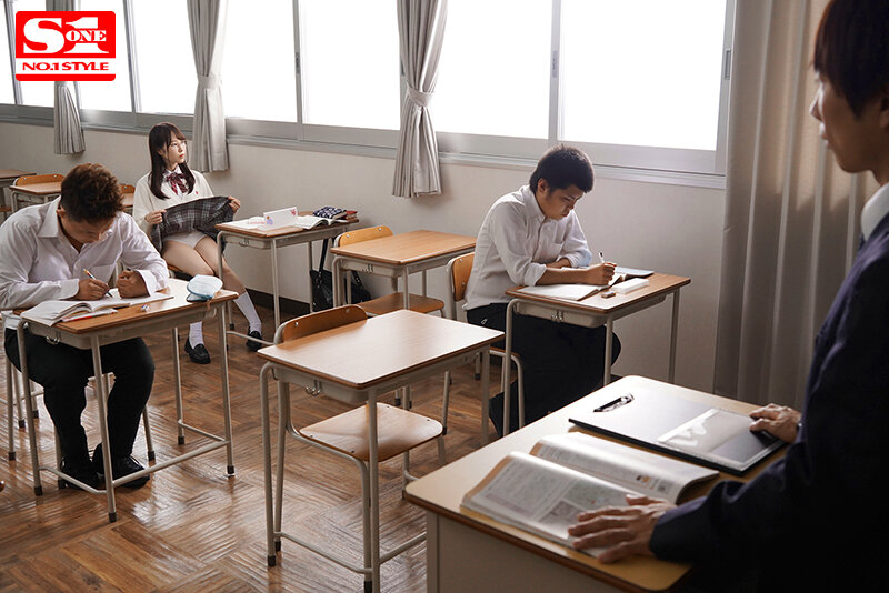 普段は物静かな教え子が俺の前だけでは確信犯的にパンチラ誘惑してくる 香水じゅん