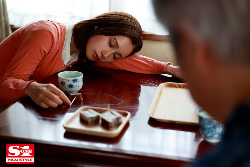 義父の濃厚な舌技で舐め堕ちした美人妻 小島みなみ