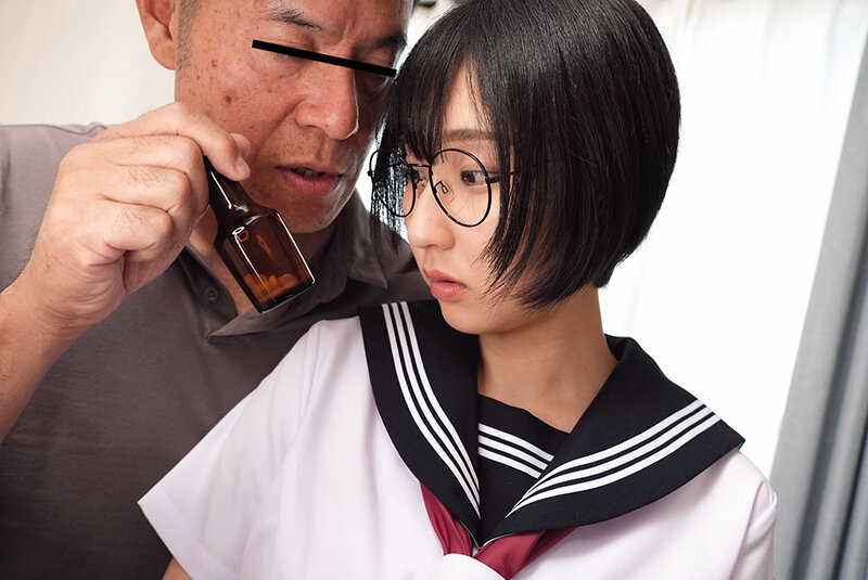 メガネを掛けた無垢な子に変態わいせつ行為をしたら…興味津々で欲しがり顔…初体験の生チ●コの感触に「本物は初めてです。」と懐き、トロけた顔で崩壊絶頂する地味カワで巨乳のパイパン●学生るか 糸井瑠花 サンプル