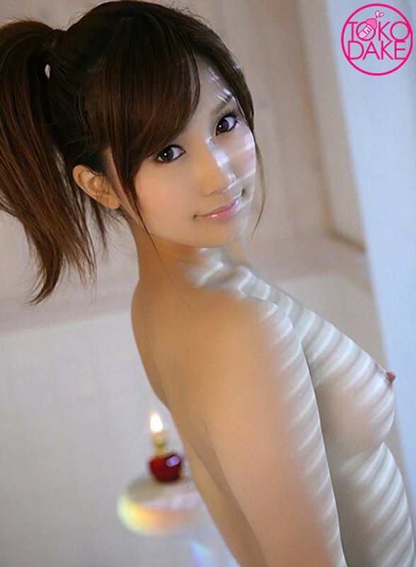 【お得】こじみなちゃんのAV女優のスタートはここから。緊張のインタビューから恥ずかしい初脱ぎ。初玩具責めではマ○コを責められて、糸引く愛液。更に初めての指マン大量連続潮吹き。カメラにかかった潮をゴメンしながら拭くみなみちゃんがカワイイ！ 小島みなみ