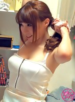 巨乳美人デリヘル嬢とのプレイを隠し撮り。嬢が濃厚キスから乳首舐め＆弄りと責めてきて勃起チ○ポをフェラ。そのまま跨ってきて、マ○コでチ○ポをスリスリ。お尻でチ○ポをスリスリ。素股でイッた彼女がチ○ポをフェラ抜きしてそのまま精子をごっくん ゆかな サムネイル小