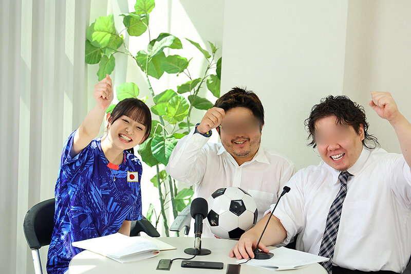 サッカー番組で大人気!同じテレビ局で働く幼馴染のキャスターが週刊誌にすっぱ抜かれた!僕が最初に好きだったのに(BSS)、実はサッカー選手やプロデューサーと誰とでも寝るただのヤリマンで、、、 静河 画像2