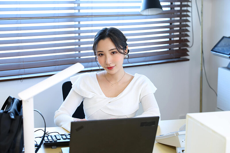 【VR】【8K VR】僕が夜通し仕事に没頭できるのは、漫画BODYな女上司が、みんなが帰った後に超天井特化アングル‘よしよーし‘おっぱい吸い杭打ちピストンで無限に射精させられるから。北野未奈 2枚目