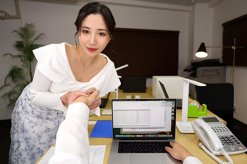 【VR】【8K VR】僕が夜通し仕事に没頭できるのは、漫画BODYな女上司が、みんなが帰った後に超天井特化アングル‘よしよーし‘おっぱい吸い杭打ちピストンで無限に射精させられるから。北野未奈 4枚目