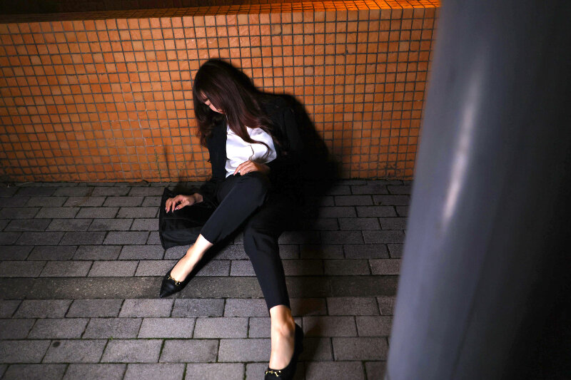 【VR】【8K】道で酔い潰れてた名前も知らないお姉さんを介抱したら、囁き誘惑してくるので無責任中出しセックスしまくった既婚者のボク。 斎木香住