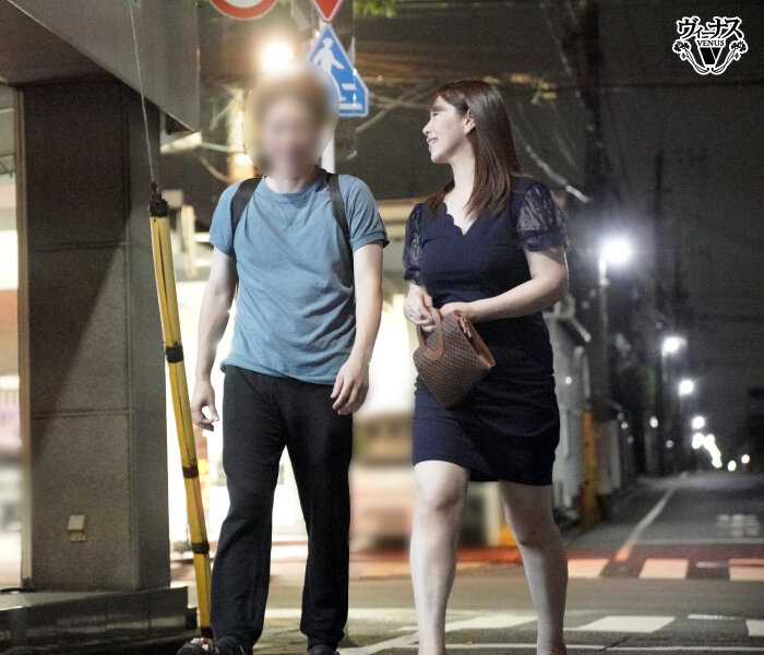 打ち上げ飲み会帰り相部屋NTR 旦那の愚痴を聞いてくれる優しいバイト君(隠れヤリチン)と私(夫は出張中で欲求不満)が中出しセックスしまくった夜 翔田千里 画像3
