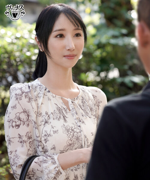 バイト先で働く美しい人妻を家に連れ込み中出しセックス 小野坂ゆいか 画像3
