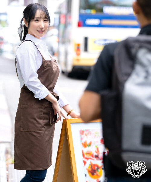 バイト先で働く美しい人妻を家に連れ込み中出しセックス 小野坂ゆいか 画像9