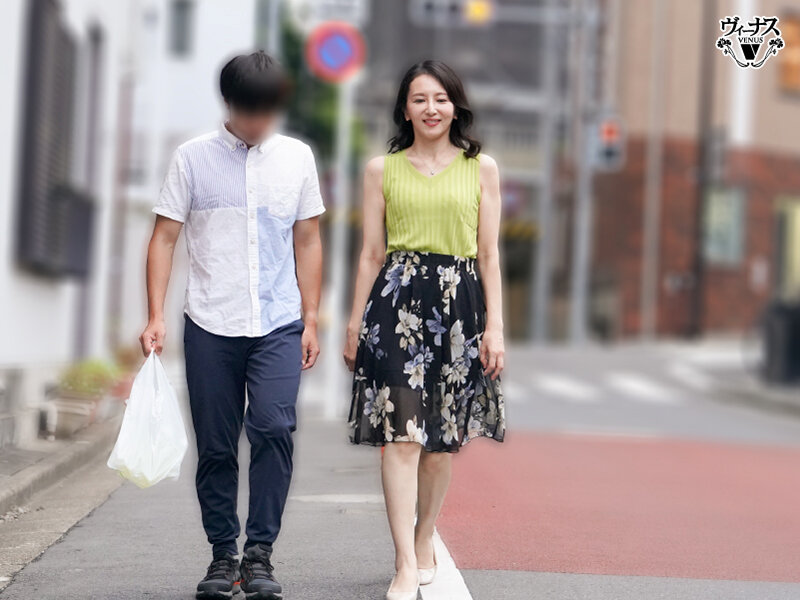 情熱キスは突然に 息子の友達に周りも気にせず唇を奪われて溢れ出す本能 田崎このえ 画像3