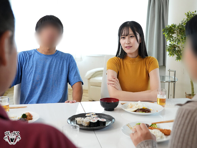 社内一キレイな先輩女子が早く結婚しろとうるさい両親を安心させるために恋人のフリを頼んだ後輩男子と実家に行ったら中出しセックスするハメに…何度もイカされて本当に好きになっちゃった 雨宮ひびき 画像5