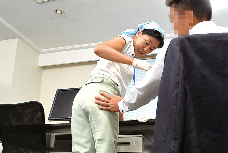 掃除婦のおばさんに勃起を見せつけたら性欲処理してもらった…4時間 13