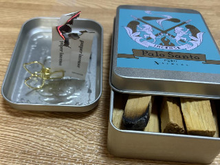 れな.･°