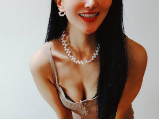 a girl from dmm-macha https://pics.dmm.co.jp/livechat/01145391/profile_l.jpg