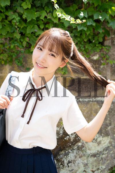 【FANZA限定版】三田真鈴1st写真集『ring-ring』サイン入りチェキ付き 画像1