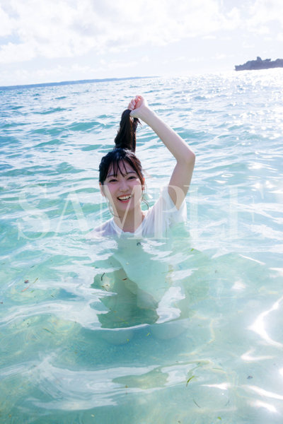 【FANZA限定】初美なのか1st写真集『初なのか』 サイン入りチェキ付き 画像5