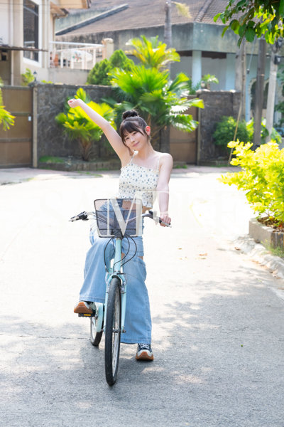 【チェキ付きキャンペーン】葵いぶき写真集『なんでもいいよ』 サイン入りチェキ付き 画像2