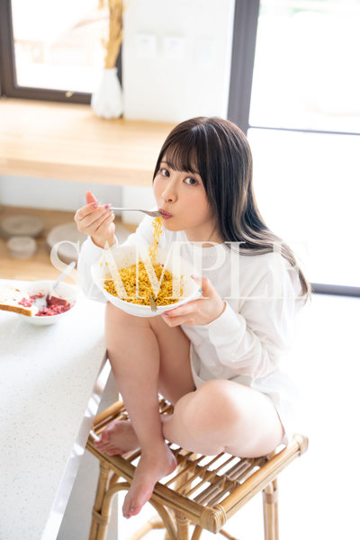 【チェキ付きキャンペーン】葵いぶき写真集『なんでもいいよ』 サイン入りチェキ付き 画像4
