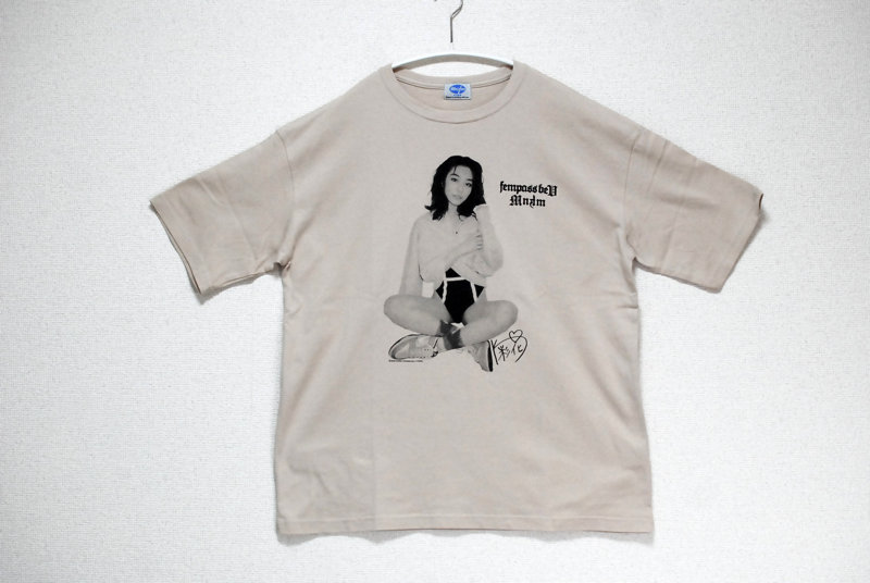 【河北彩花】 Saika Kawakita Tee by MNKM ライトベージュ Lサイズ 画像1