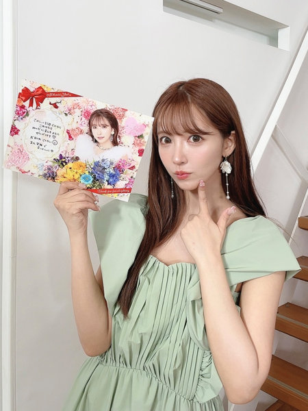 【三上悠亜ありがとう!キャンペーン】AV引退エスワン卒業記念直筆メッセージ付きB5アクリルパネル 画像1