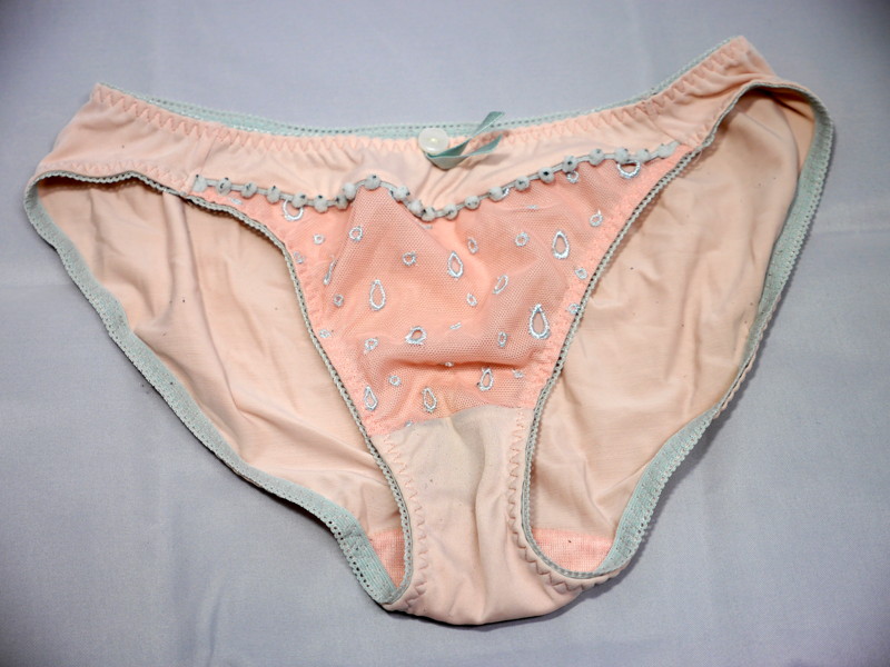 汗の香りがするかも!?働くOLの使用済み下着 画像2