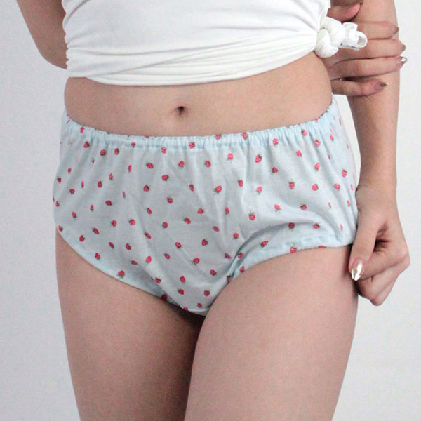 肌なじみの良いイチゴ柄コットン深履きショーツ サックス